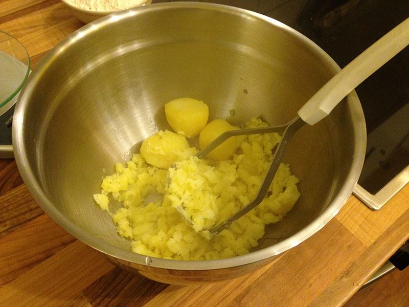 Kartoffeln für die Gnocchi zerstampfen