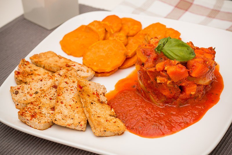 Paprika-Gemüse mit Süßkartoffeln und Tofu