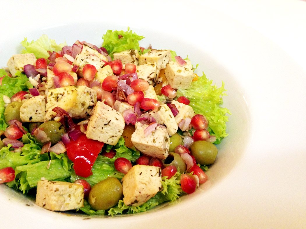 Rezept für Salat mit veganem Feta (griechischer OfenTofu)
