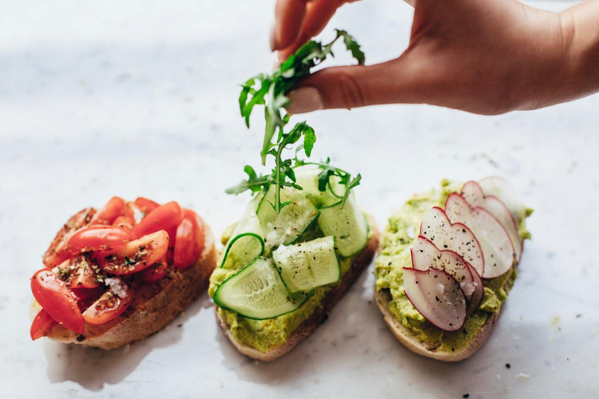 Brote mit Avocadocreme und Toppings