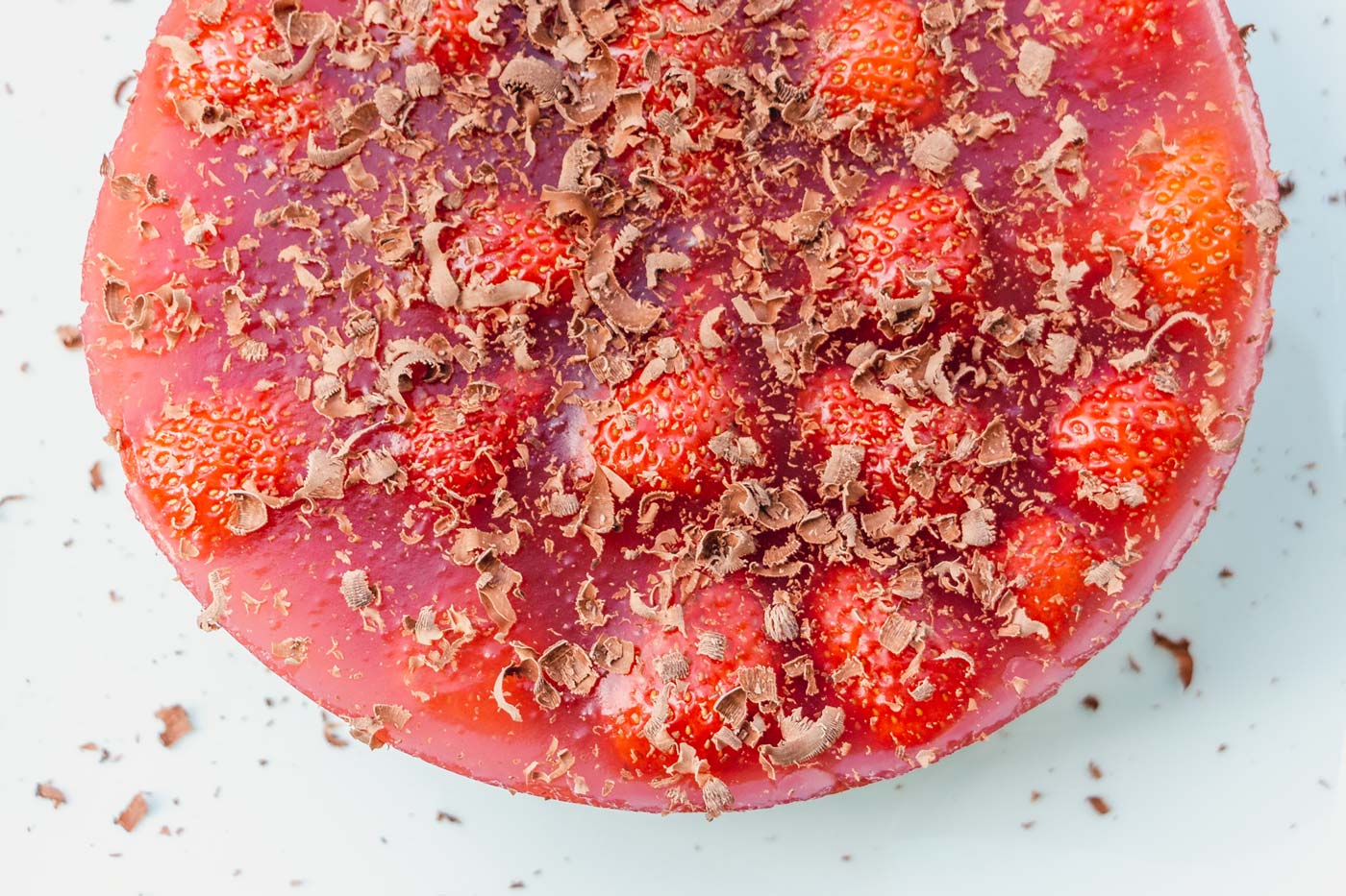 Veganer Erdbeer-Vanillepudding-Kuchen mit Schokolade