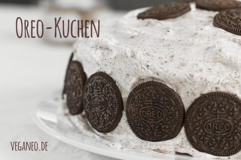 Oreotorte mit Sahnecreme und Oreo-Dekoration