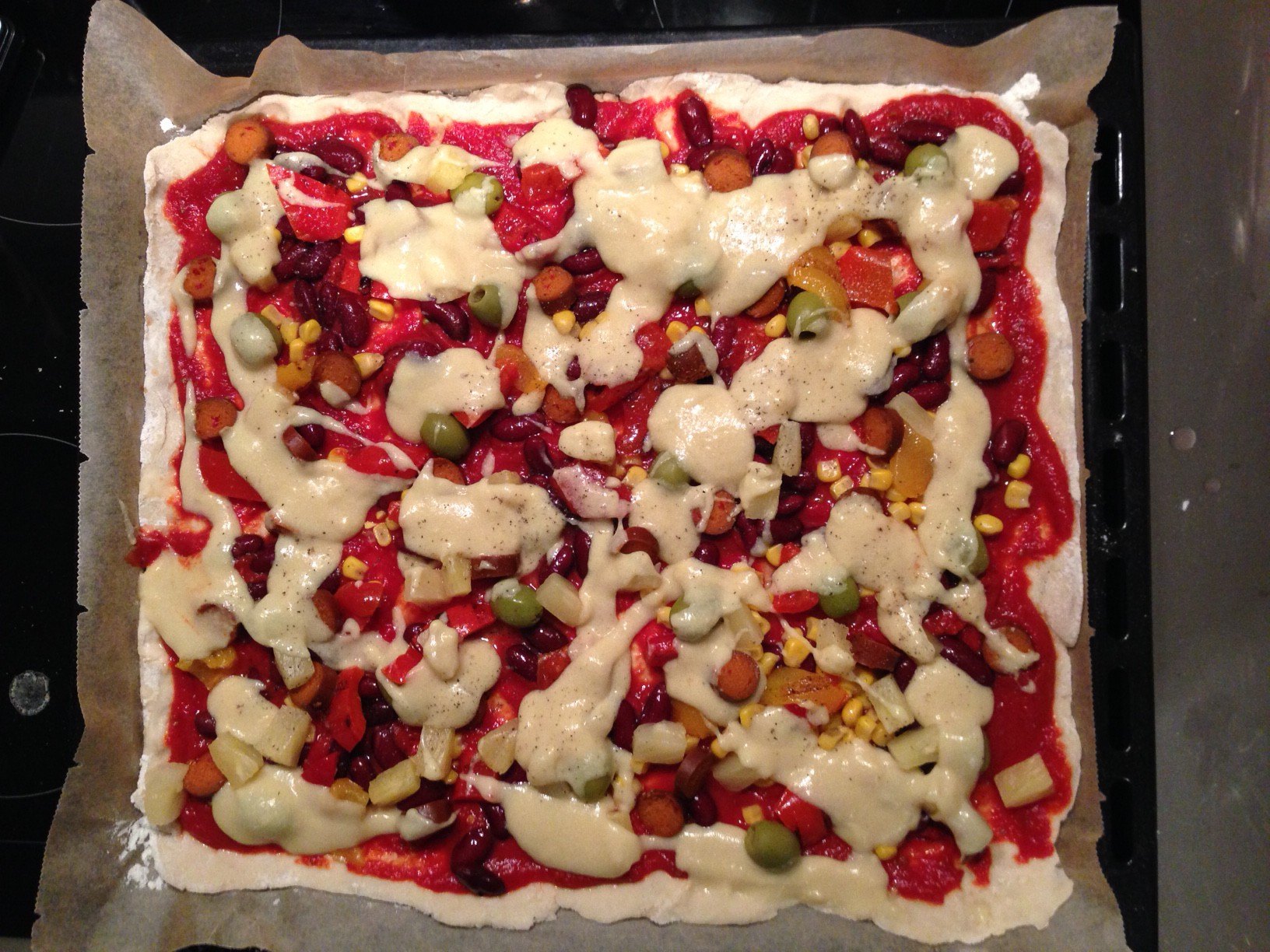 Vegane Pizza vor dem Backen