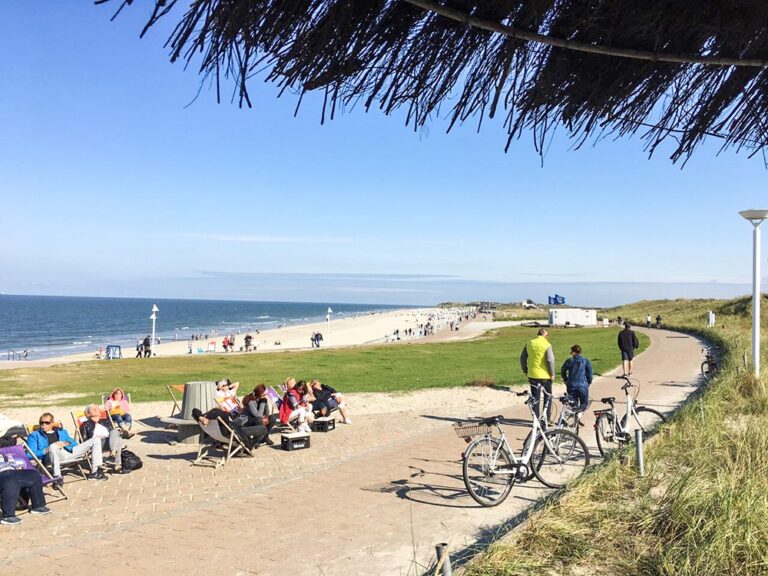 Ausblick vom Surfercafé Norderney auf die Promenade