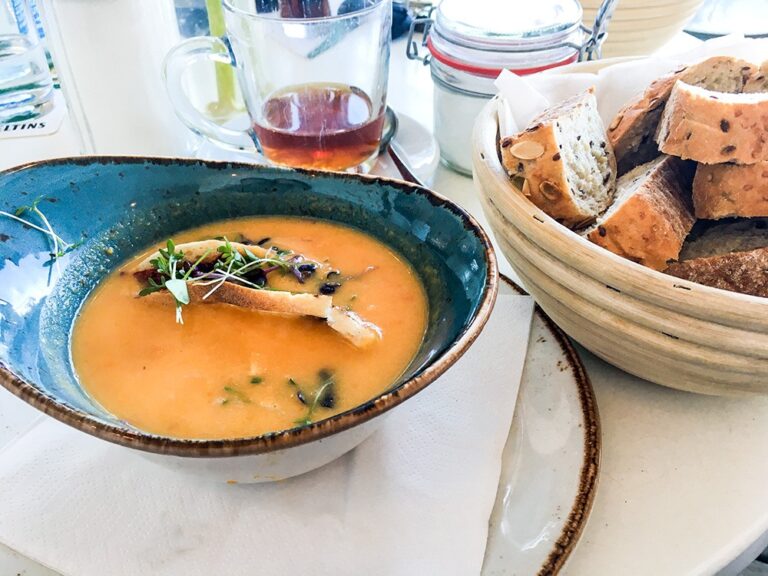 Vegane Süßkartoffelsuppe mit Baguette