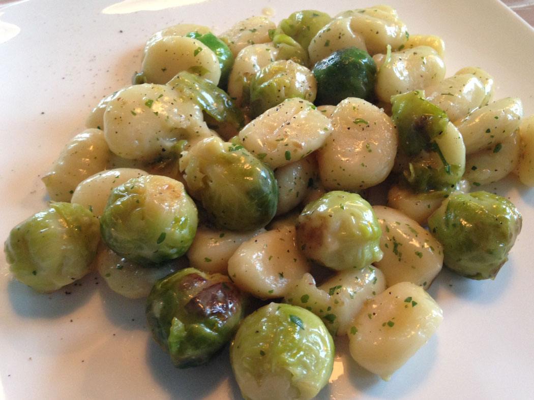 Rosenkohl vegan zubereiten - in Weißweinsugo mit Gnocchi