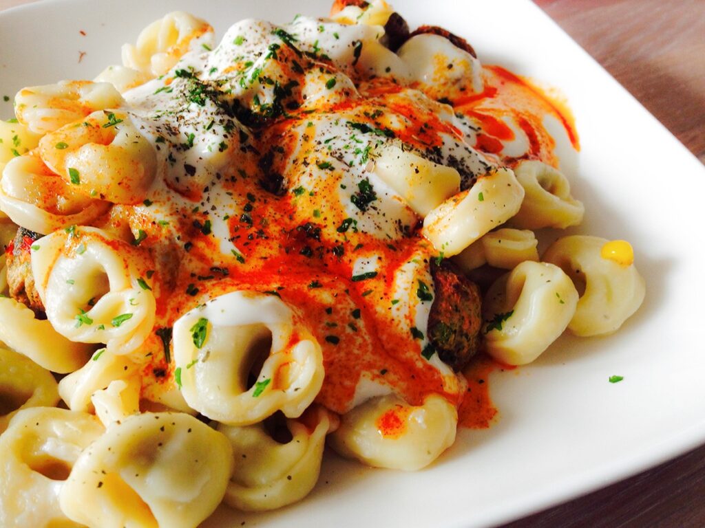 Vegane Manti (Nudeln) auf türkische Art mit Joghurtsauce