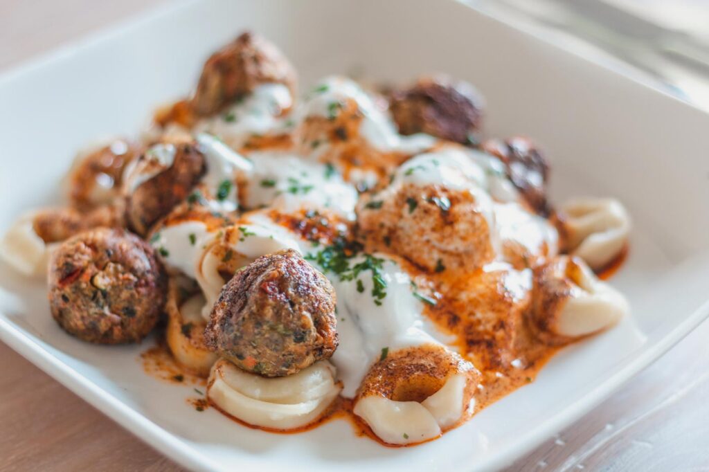 Vegane Manti (Nudeln) auf türkische Art mit Joghurtsauce Vegane Manti (Nudeln) auf türkische Art mit Joghurtsauce