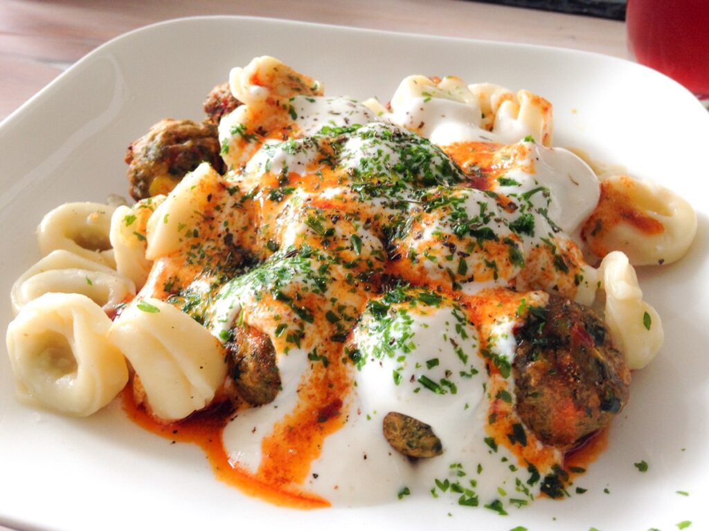 Vegane Manti (Nudeln) auf türkische Art mit Joghurtsauce Vegane Manti (Nudeln) auf türkische Art mit Joghurtsauce