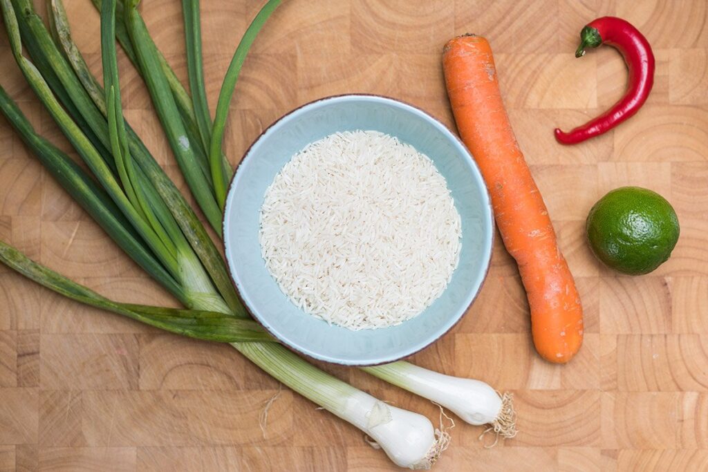 Veganes, gelbes Gemüsecurry mit Rii Jii Basmatireis