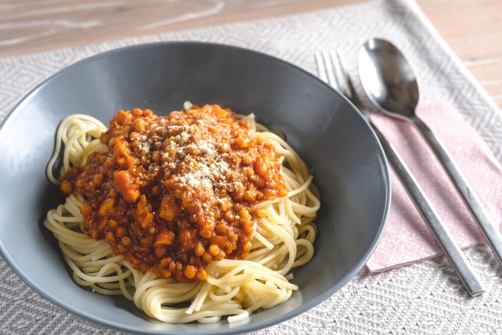 Rezept für vegane Linsen-Bolognese mit Spaghetti Rezept für vegane Linsen-Bolognese mit Spaghetti