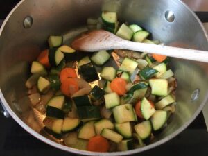 Gemüse für die vegane Bratensauce
