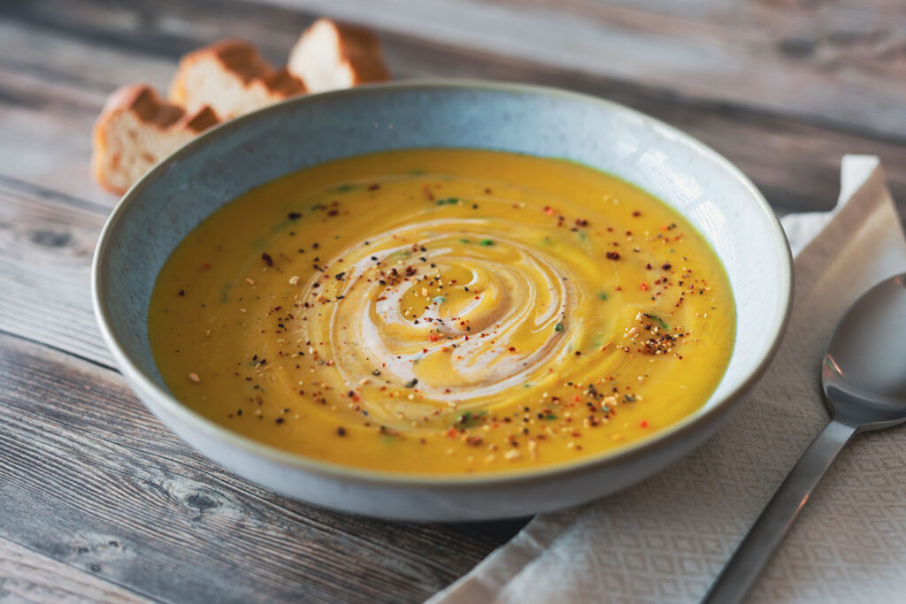 Vegane Kartoffelsuppe mit Räucher-Schmand