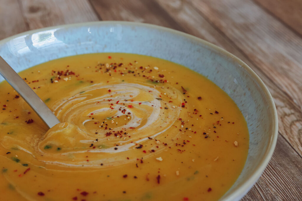 Vegane Kartoffelsuppe mit selbstgemachtem Räucher-Schmand