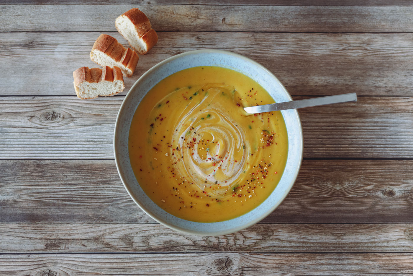 Vegane Kartoffelsuppe mit Baguette