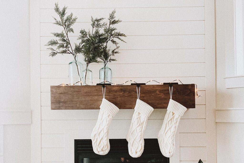 Socken am weihnachtlichen Kamin